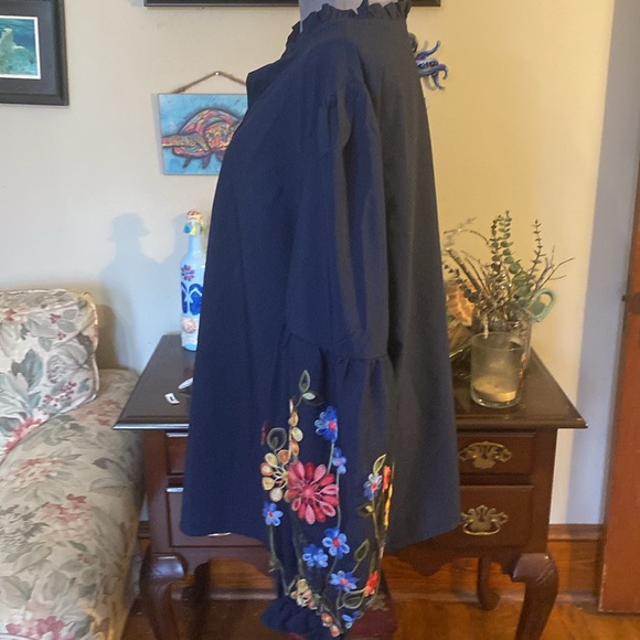 ❤️ NWOT Boho Blue Blouse with embroidered flowers ❤️ - Picture 2 of 5